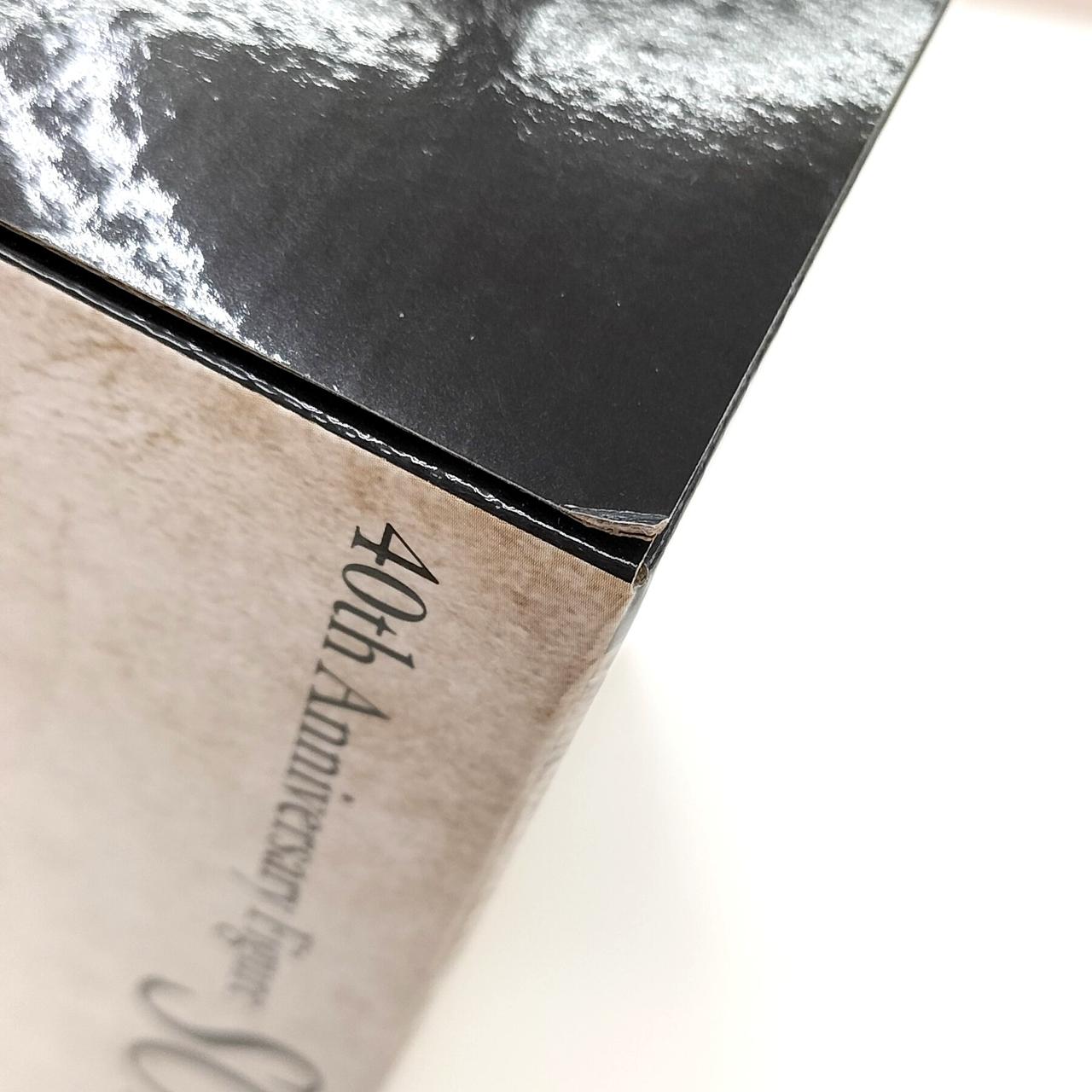 箱上部蓋の角に一部小さな捲れあり。