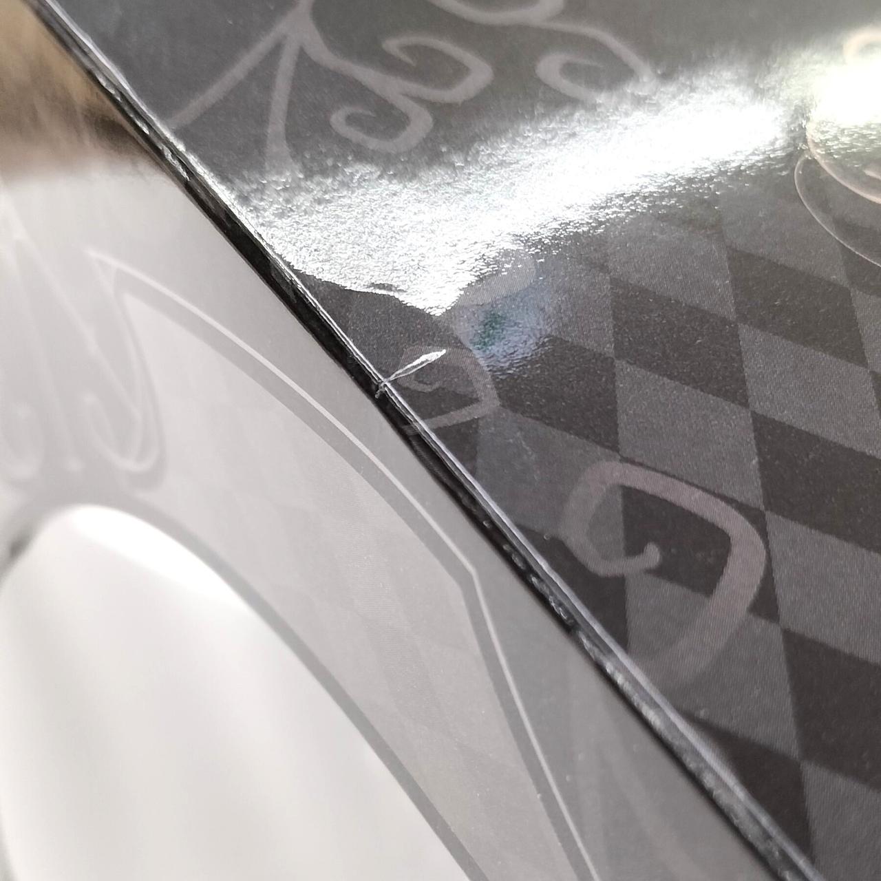 箱右側面にへこみの跡あり