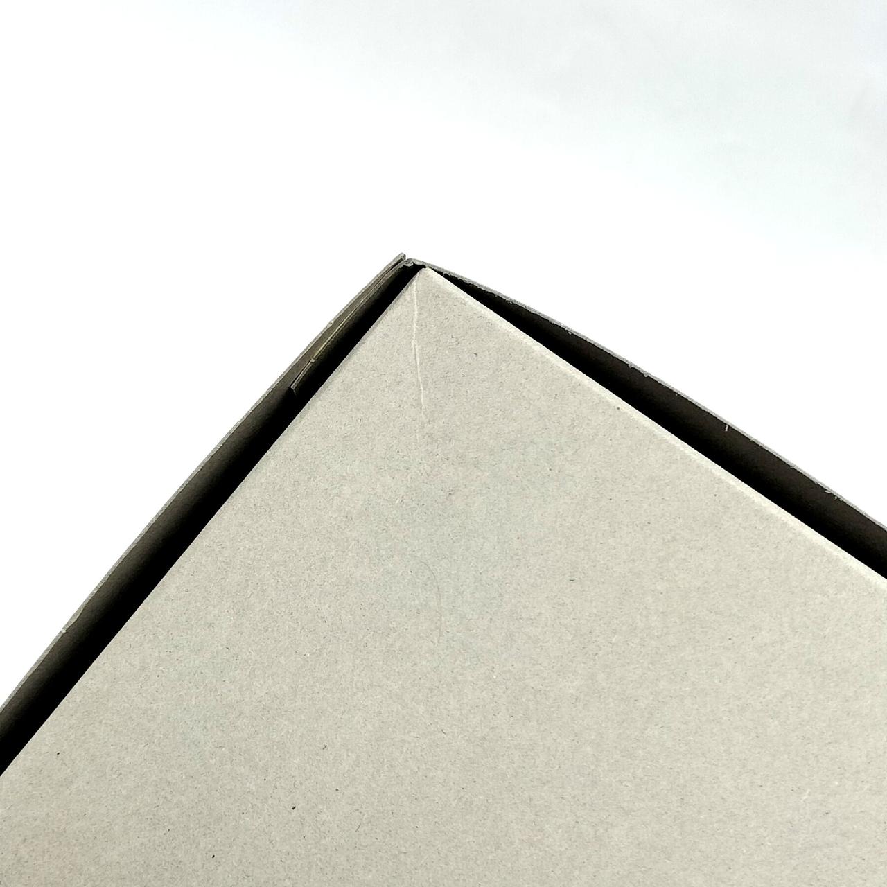 箱底角に一箇所潰れ跡あり。