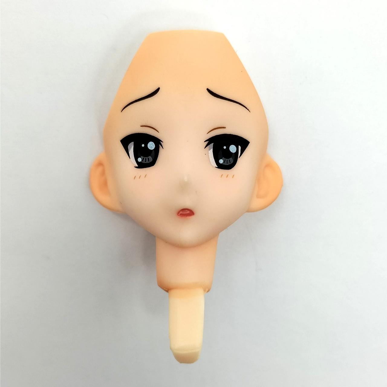 左目横、鼻下に汚れあり