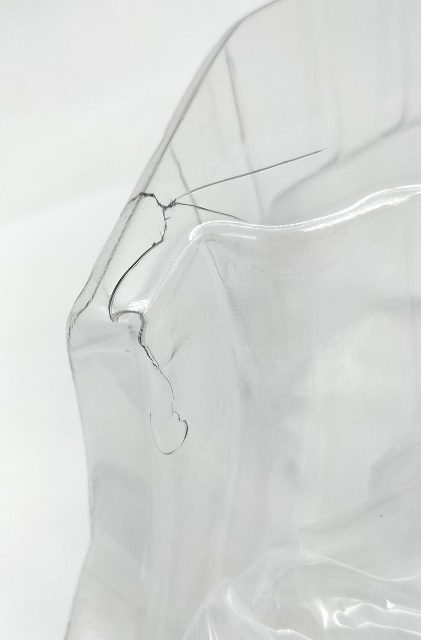 ブリスター下部（台座保護）に割れあり