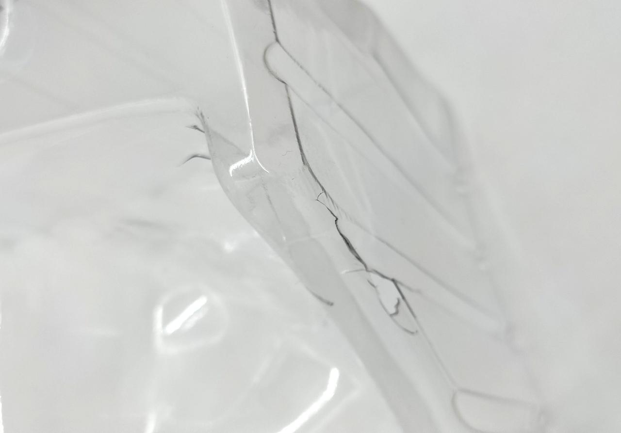 ブリスター（蓋側台座部）に割れあり