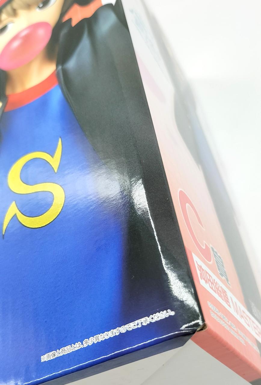 中の梱包材の影響での箱の変形が見られます