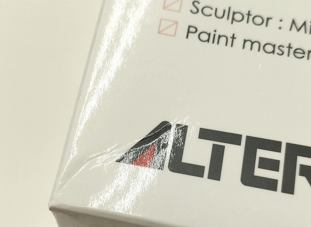 外箱正面角に潰れあり。