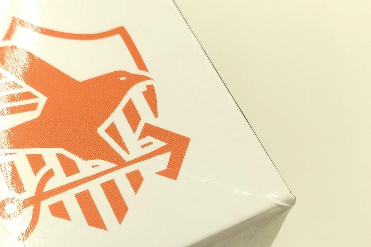 外箱正面角に潰れあり。