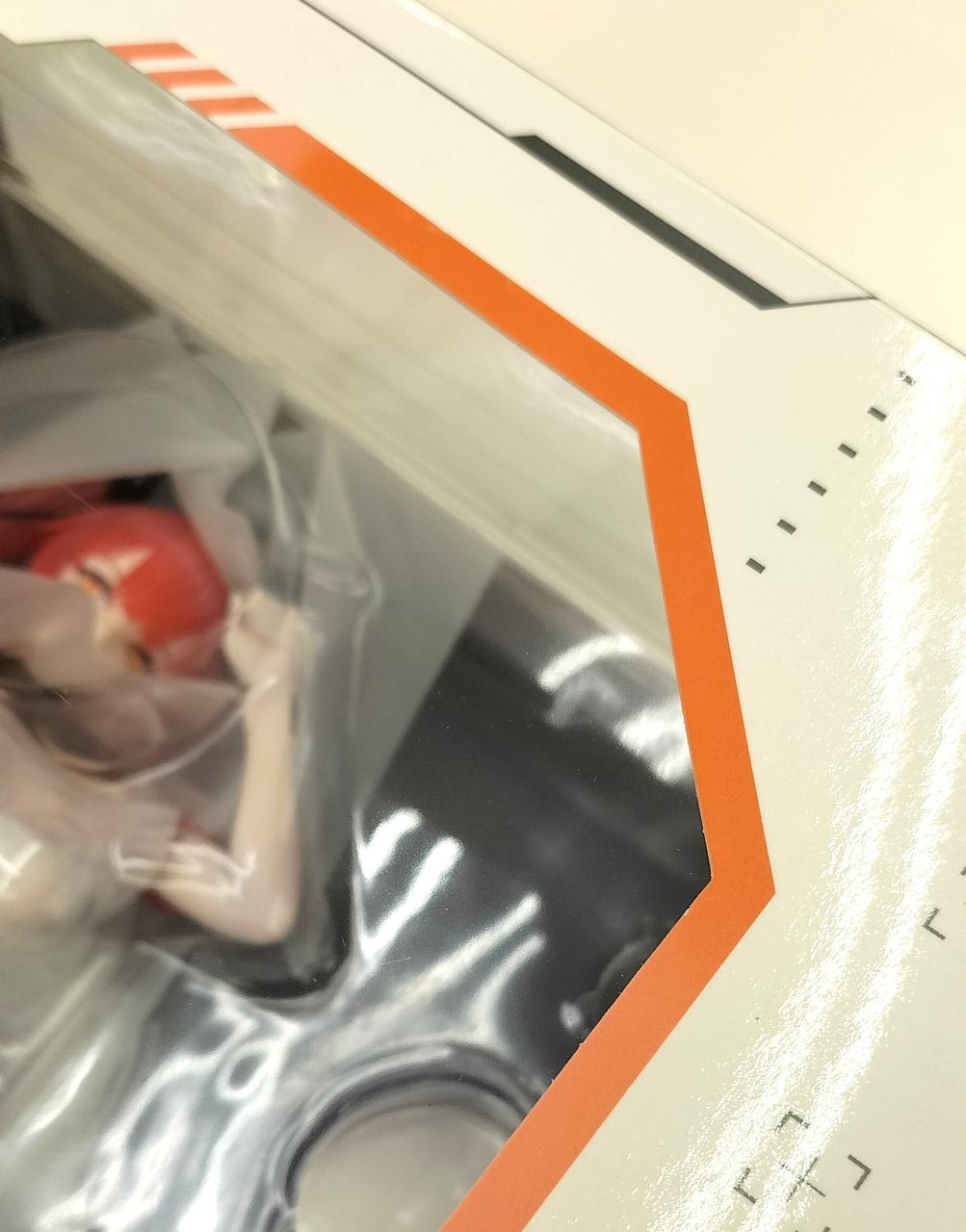 箱正面全体に多少濃淡のある褪色あり