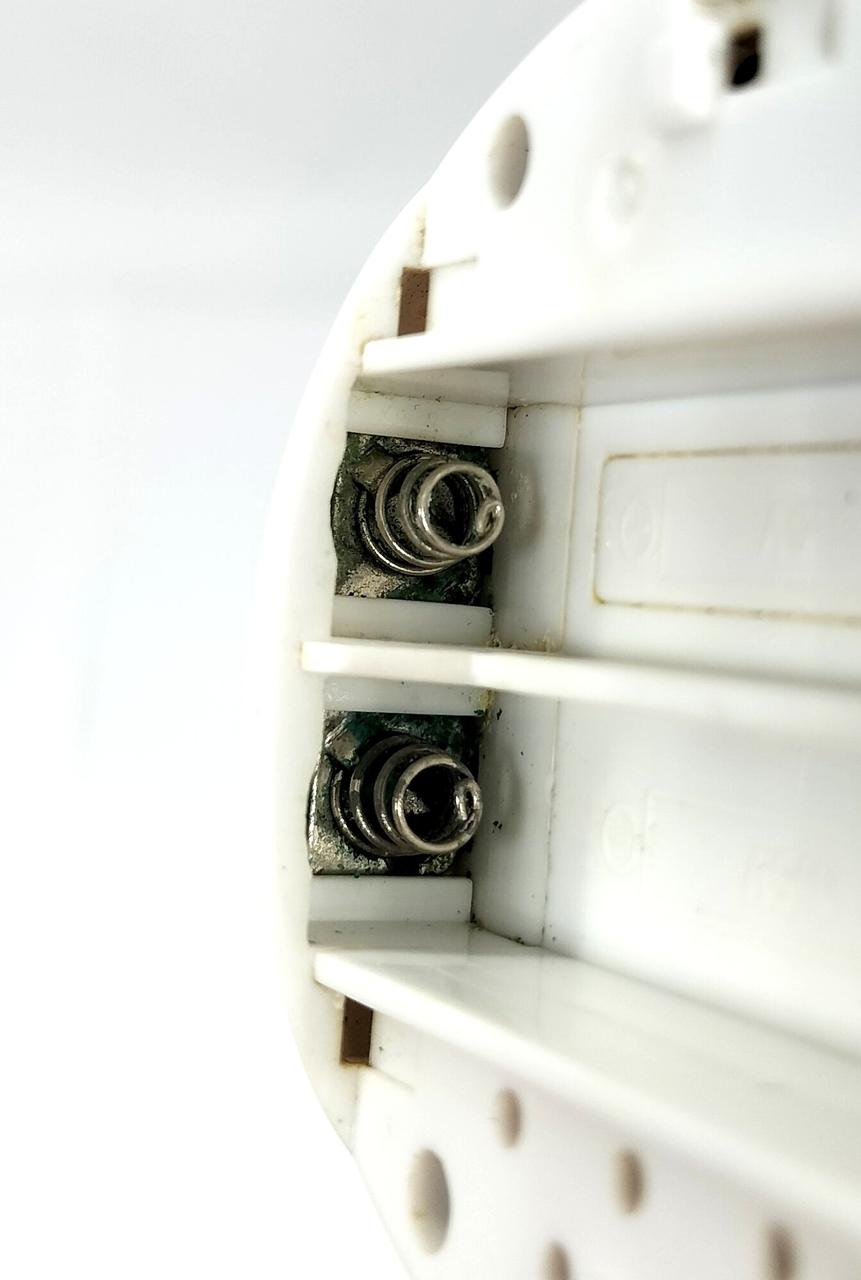 電池ボックスに液漏れによるダメージあり