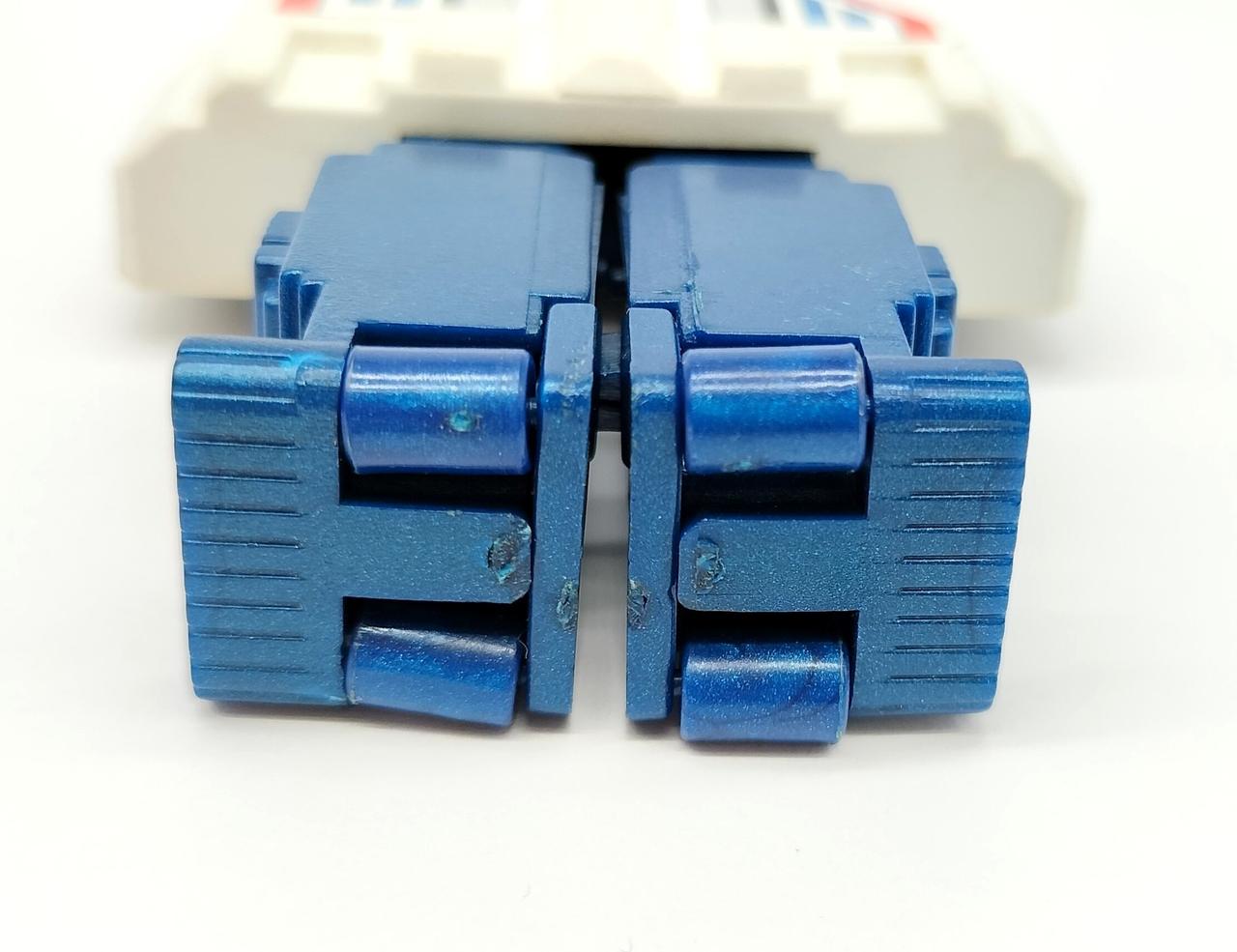 足裏のローラー３つ、片側が外れています