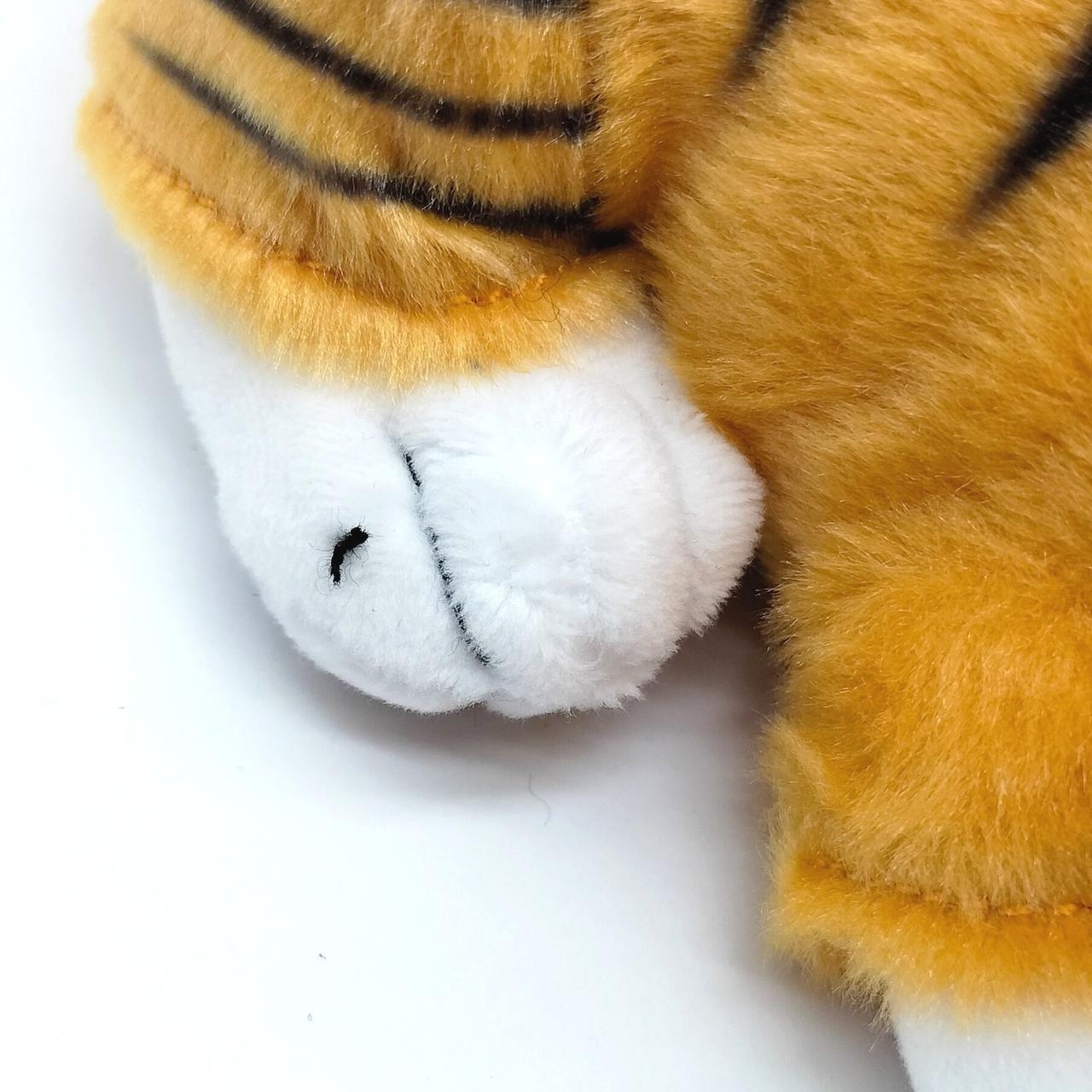 ほつれではなく玉留め後の糸かと思われます