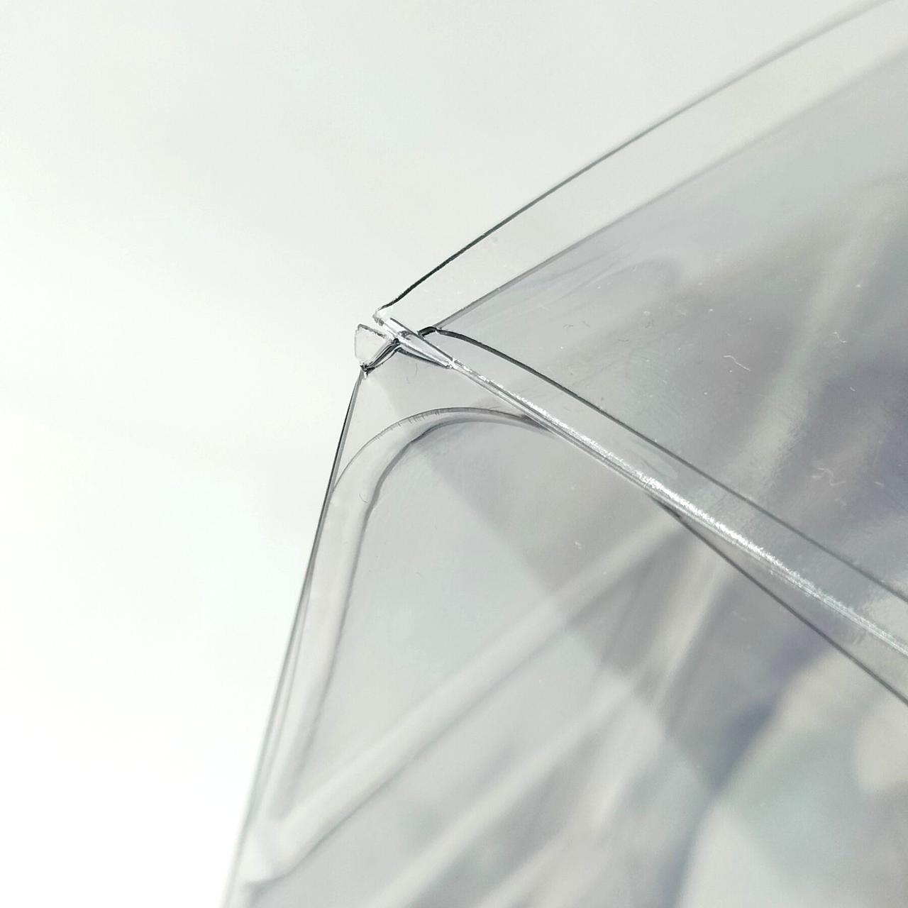 箱正面角にわずかな割れあり