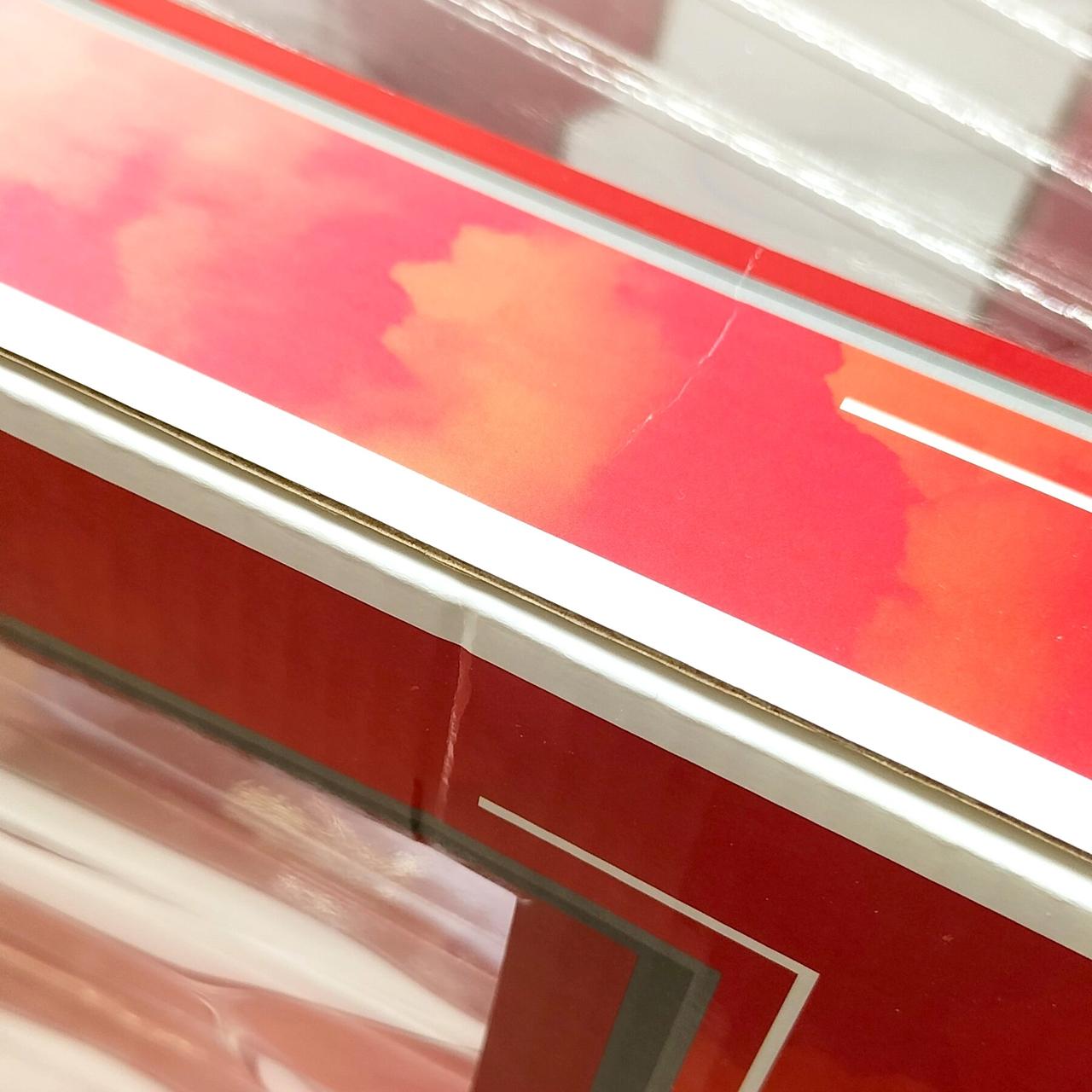 外箱正面上部側に一部ダメージあり。