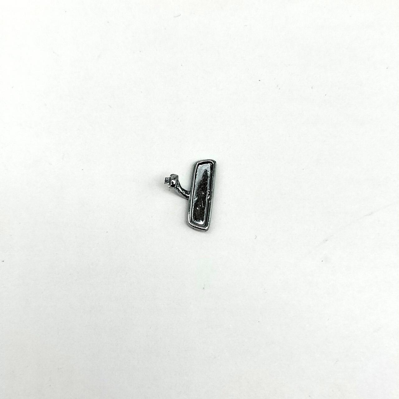 ルームミラーが折れております