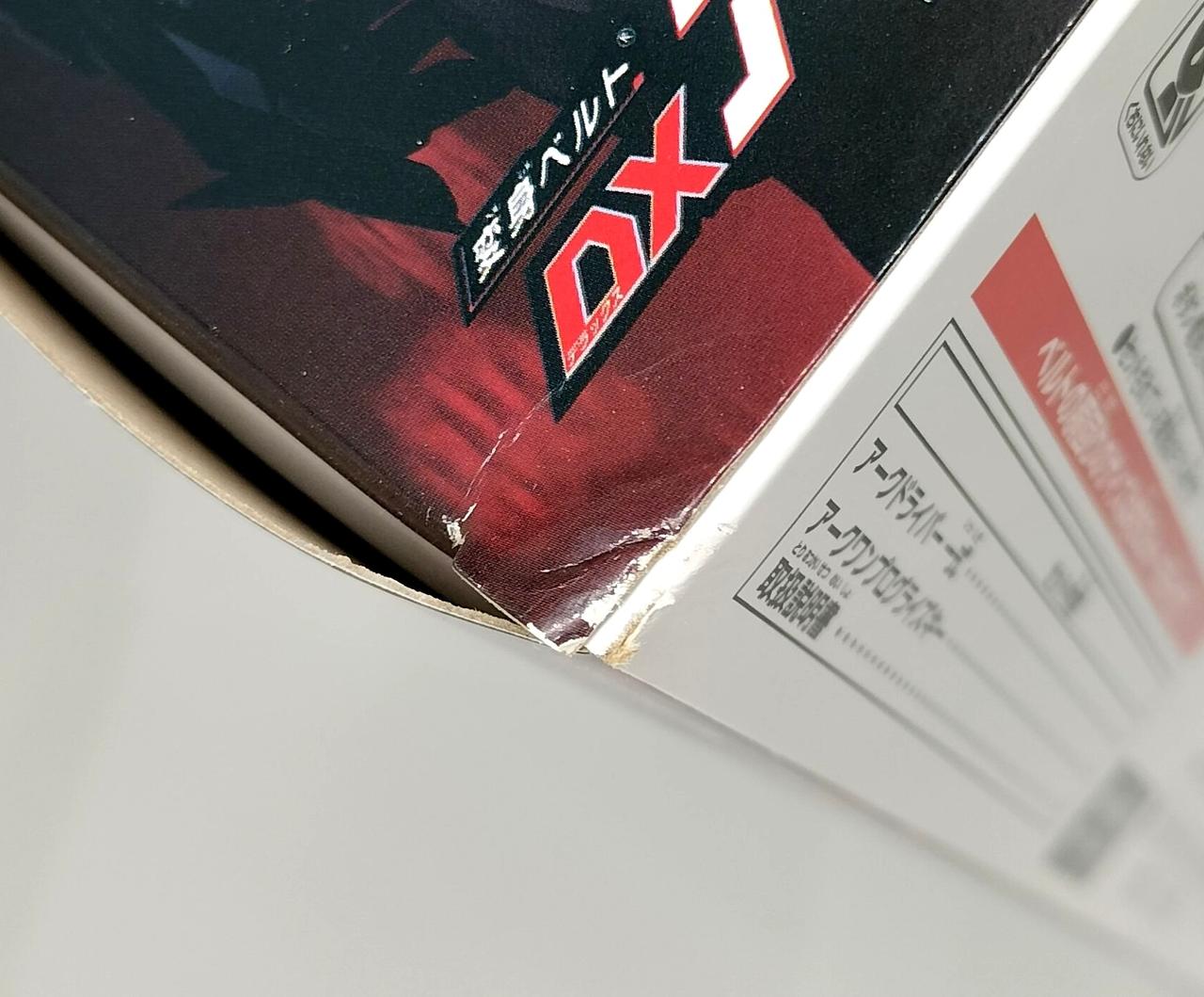 箱左側面角に捲れのダメージあり。