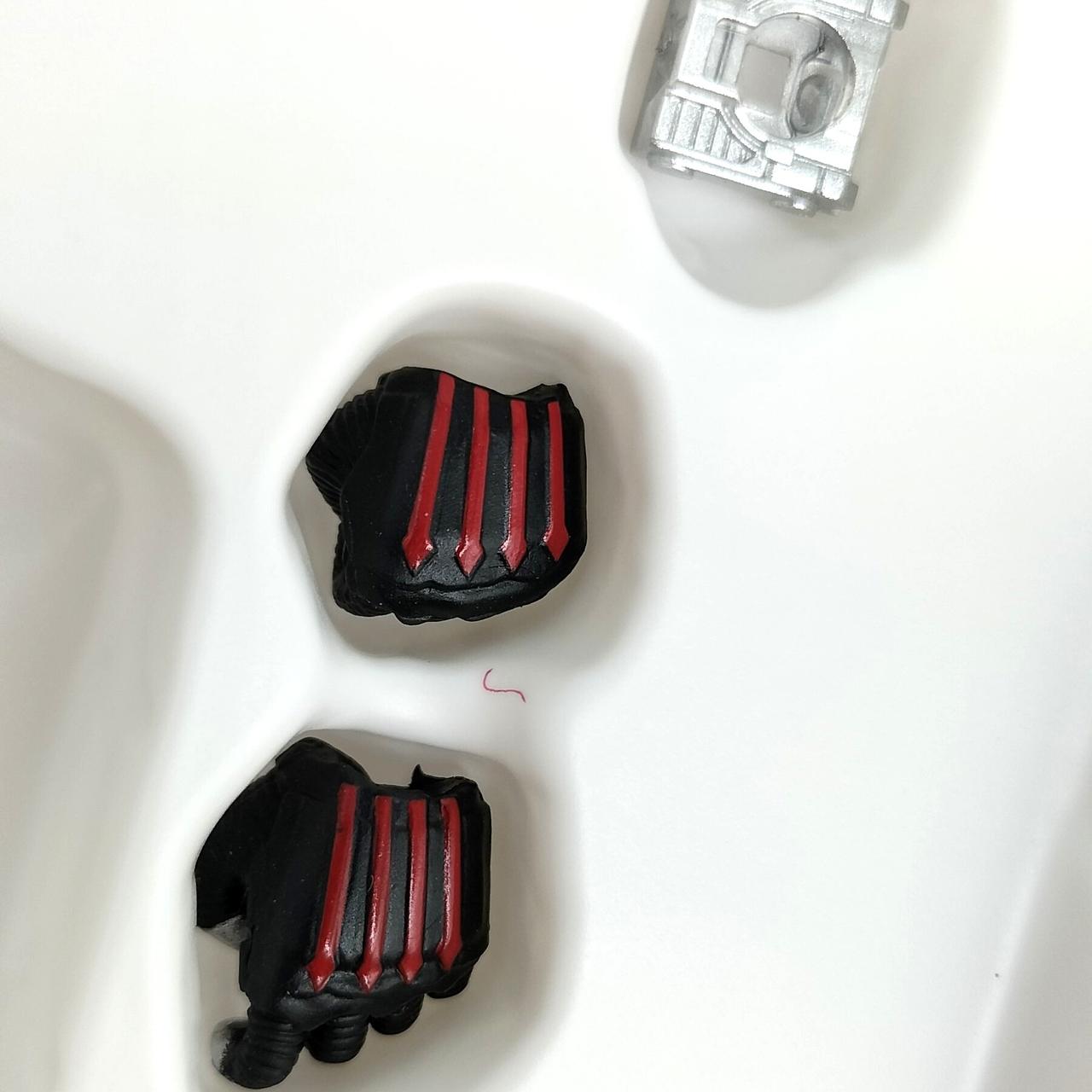 ブリスターに赤い繊維の巻き込みあり。