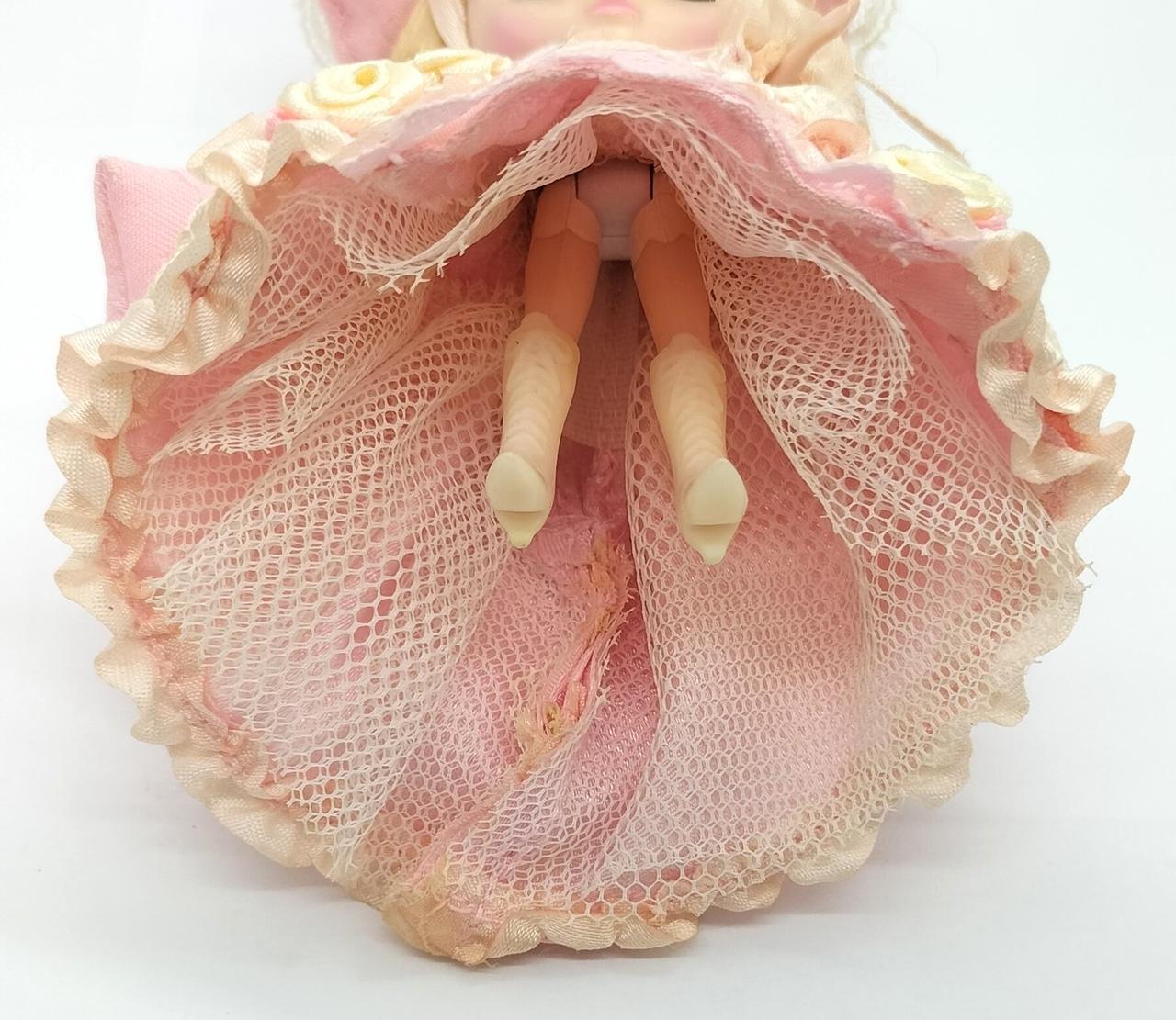 ドレスの裾にやや変色あり