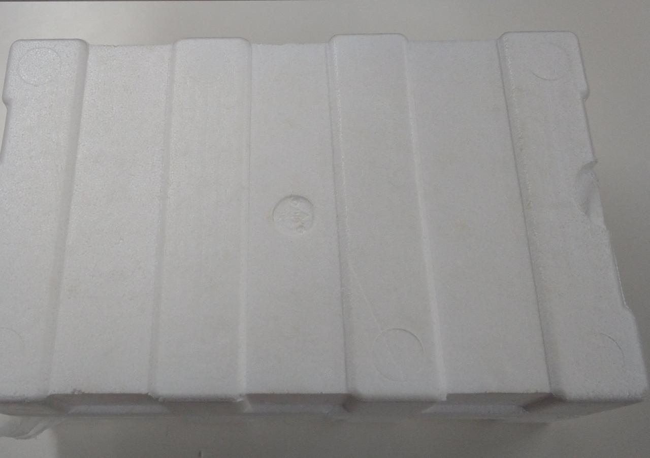 内箱に経年による変色があります。