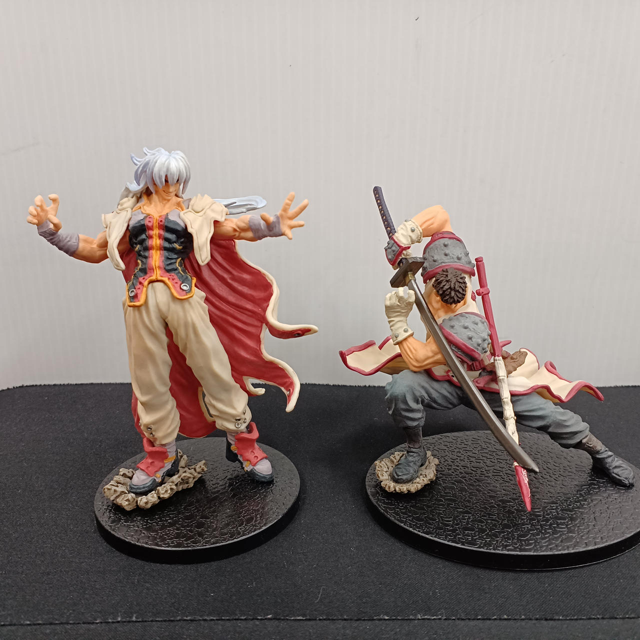 劣化により、白っぽくなっております