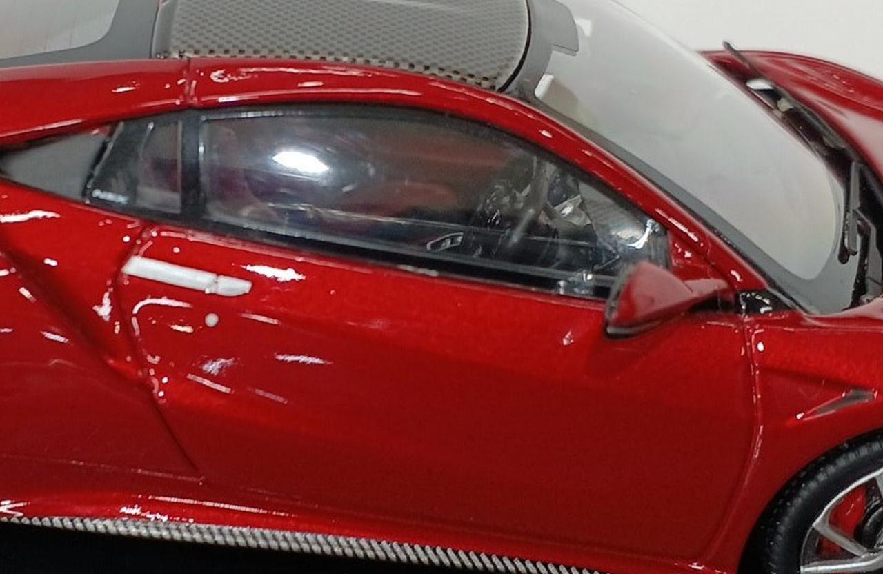 ドアノブの下、塗装剥げと思われます。