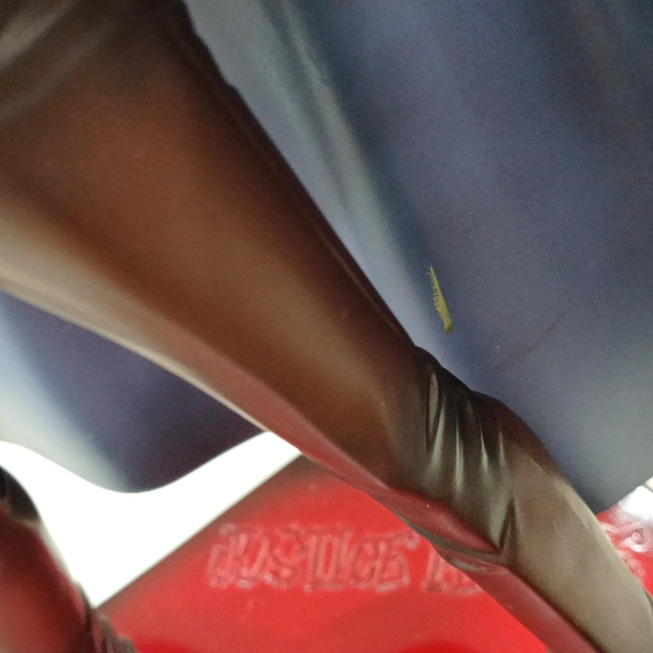 黄色の塗料がついています。