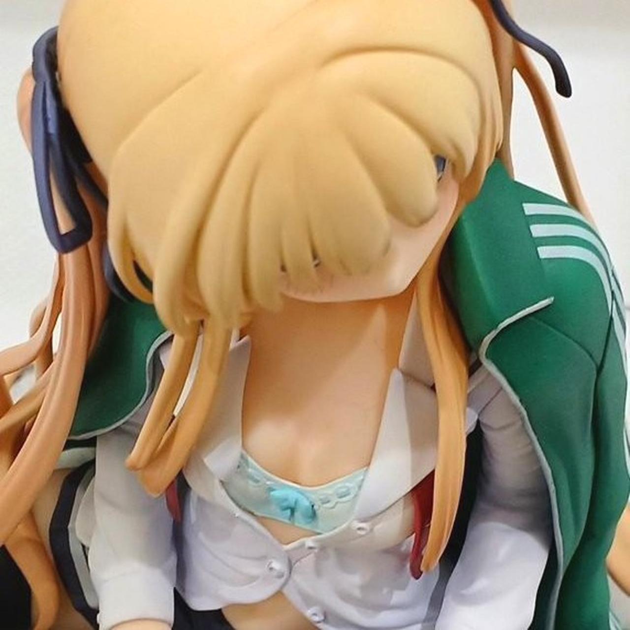 胸元に汚れあり