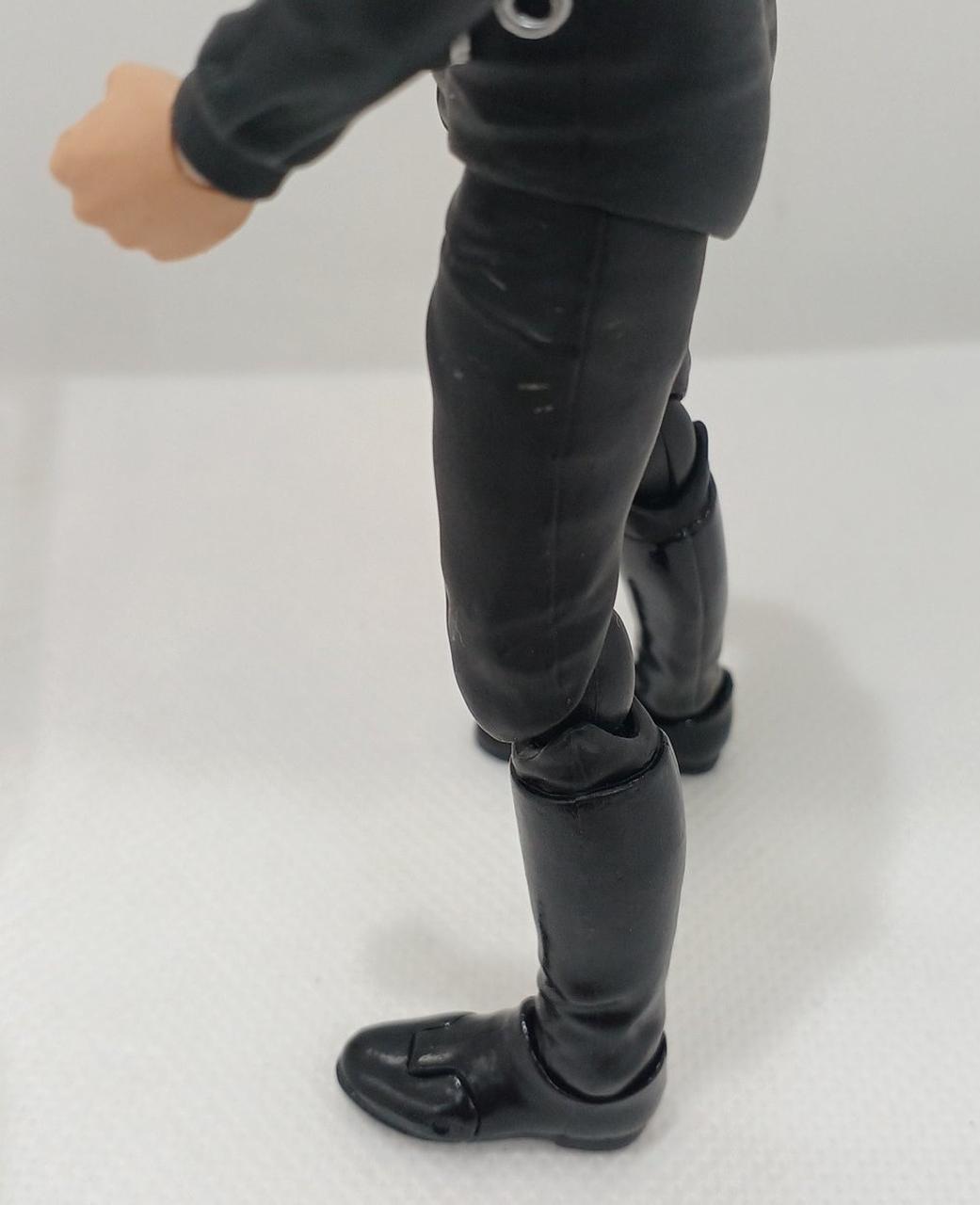 ズボンに白い塗料がついています