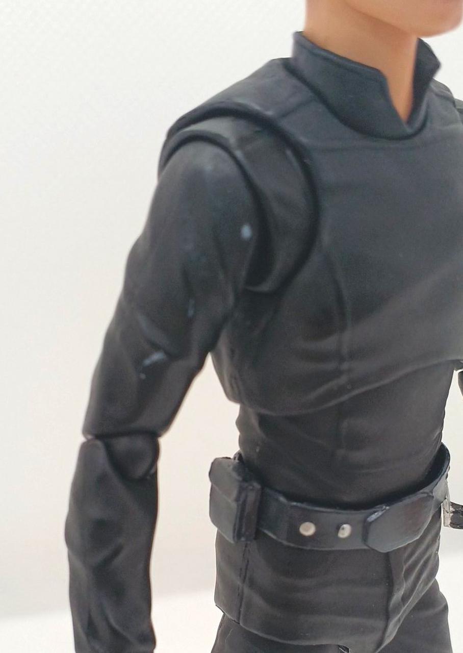 腕に白い塗料がついています