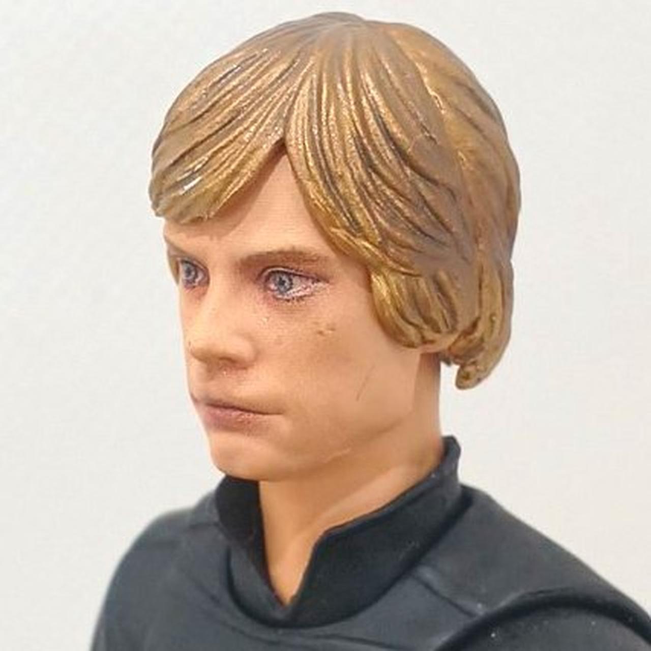 頬にキズ汚れあり