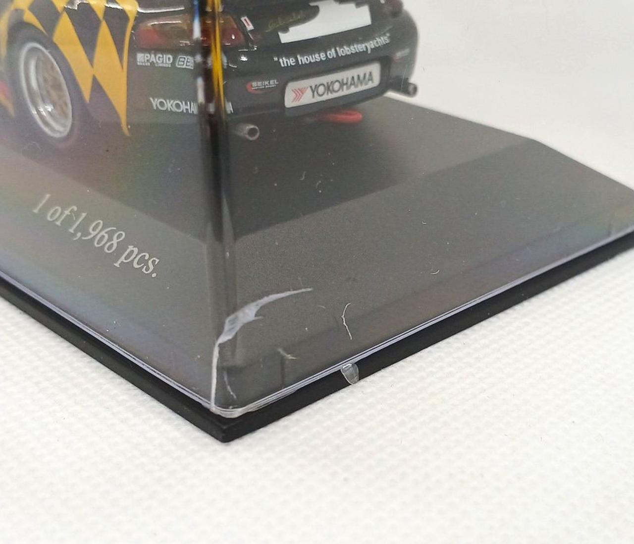 ケースにひび割れあり