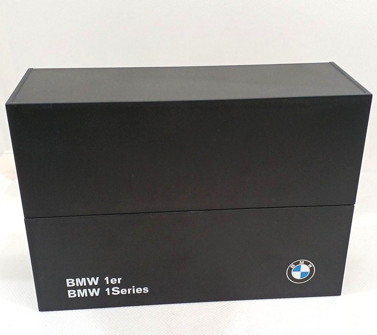 箱を裏返すと車が中にしまわれます