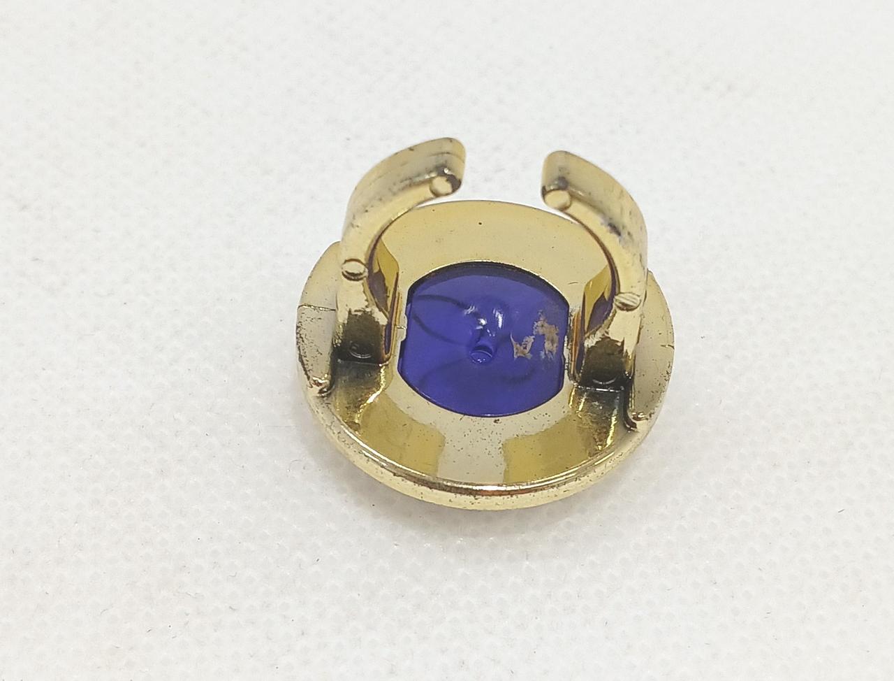 青い石の裏汚れあり