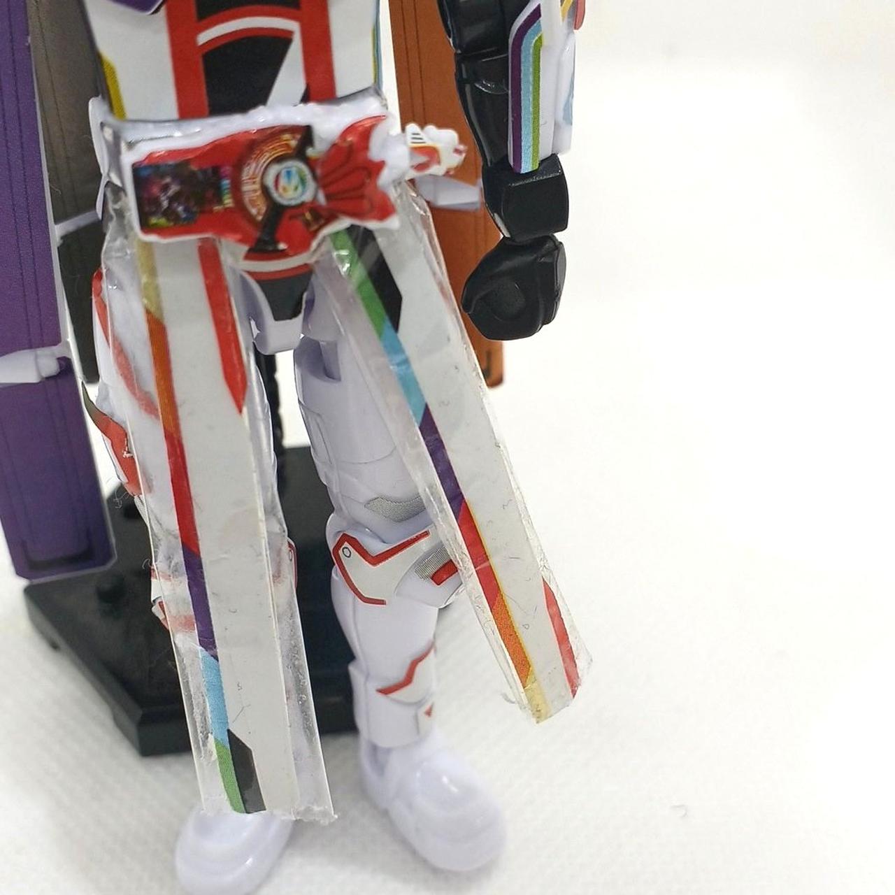 前の装飾がテープで固定されいます