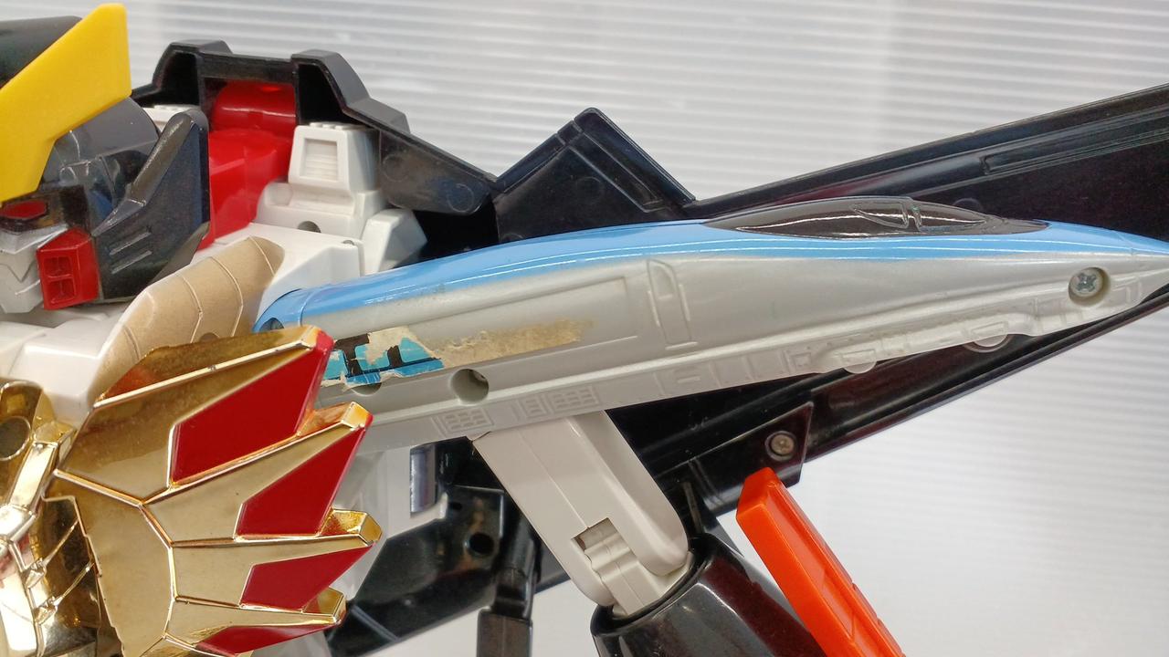 シール剥がれてます