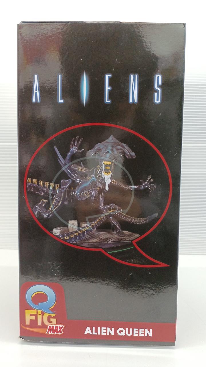 外箱に小さな汚れやキズ有ります。