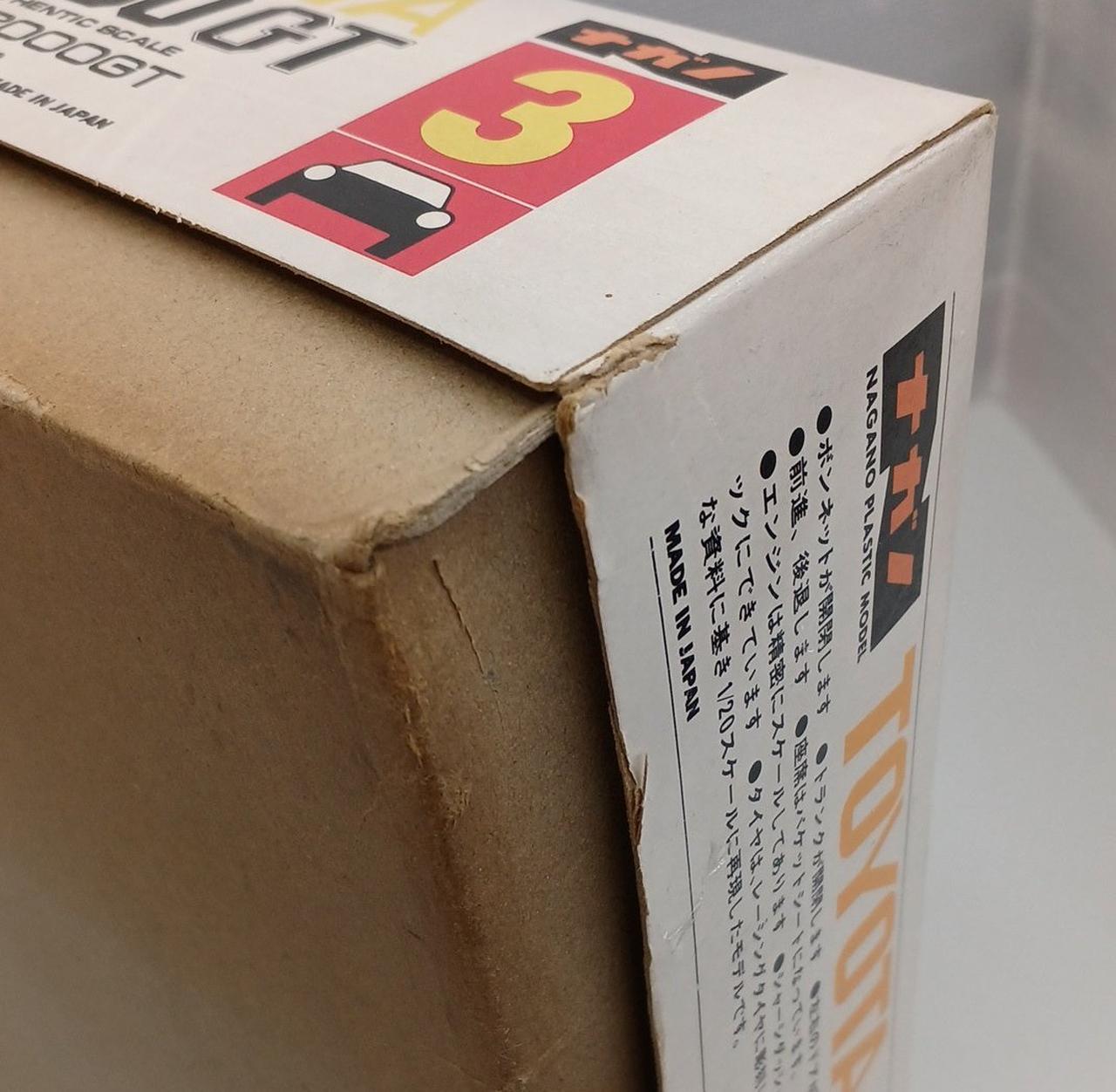 外箱の角に破れあり