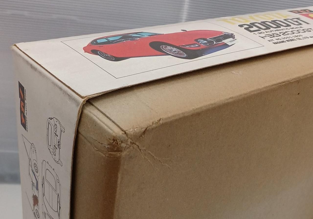 外箱の角に凹み有り