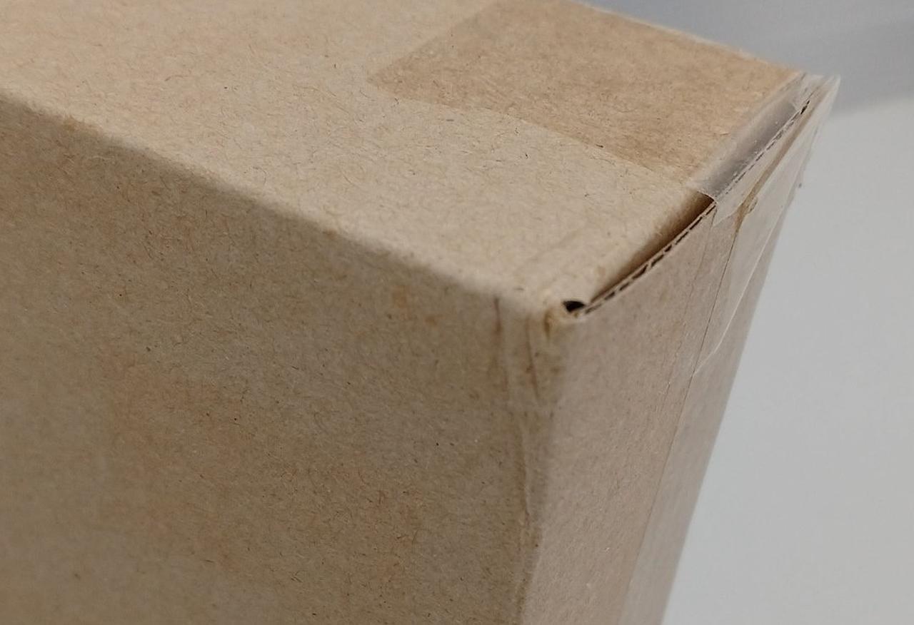 外箱の角に凹みあり