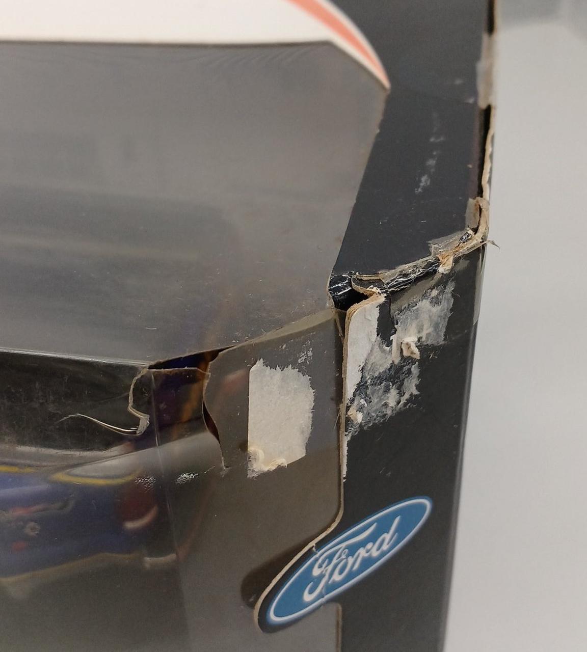 外箱の角に破れ、シール跡有り