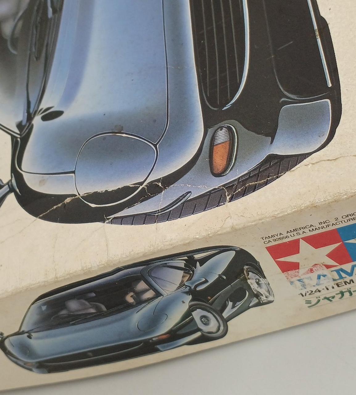 箱にシール跡、破れ凹み有り