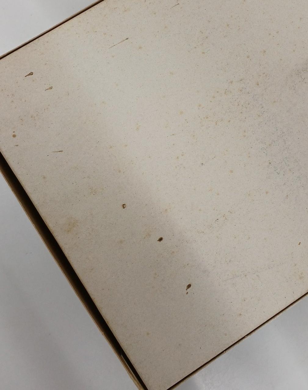 外箱の裏側全体にシミ汚れ有り