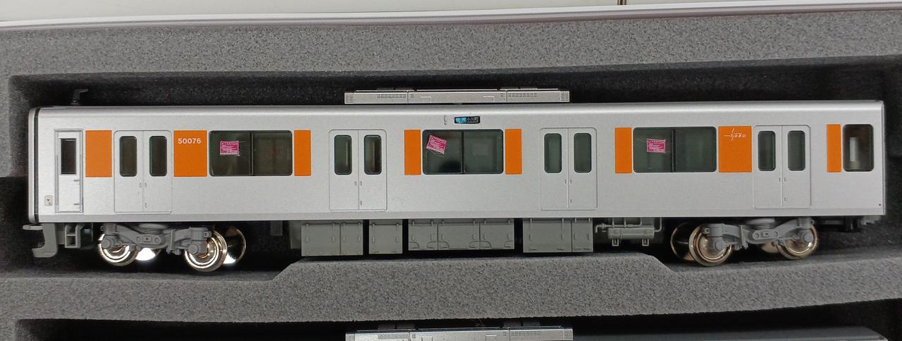 50076のみ窓にシールついてます