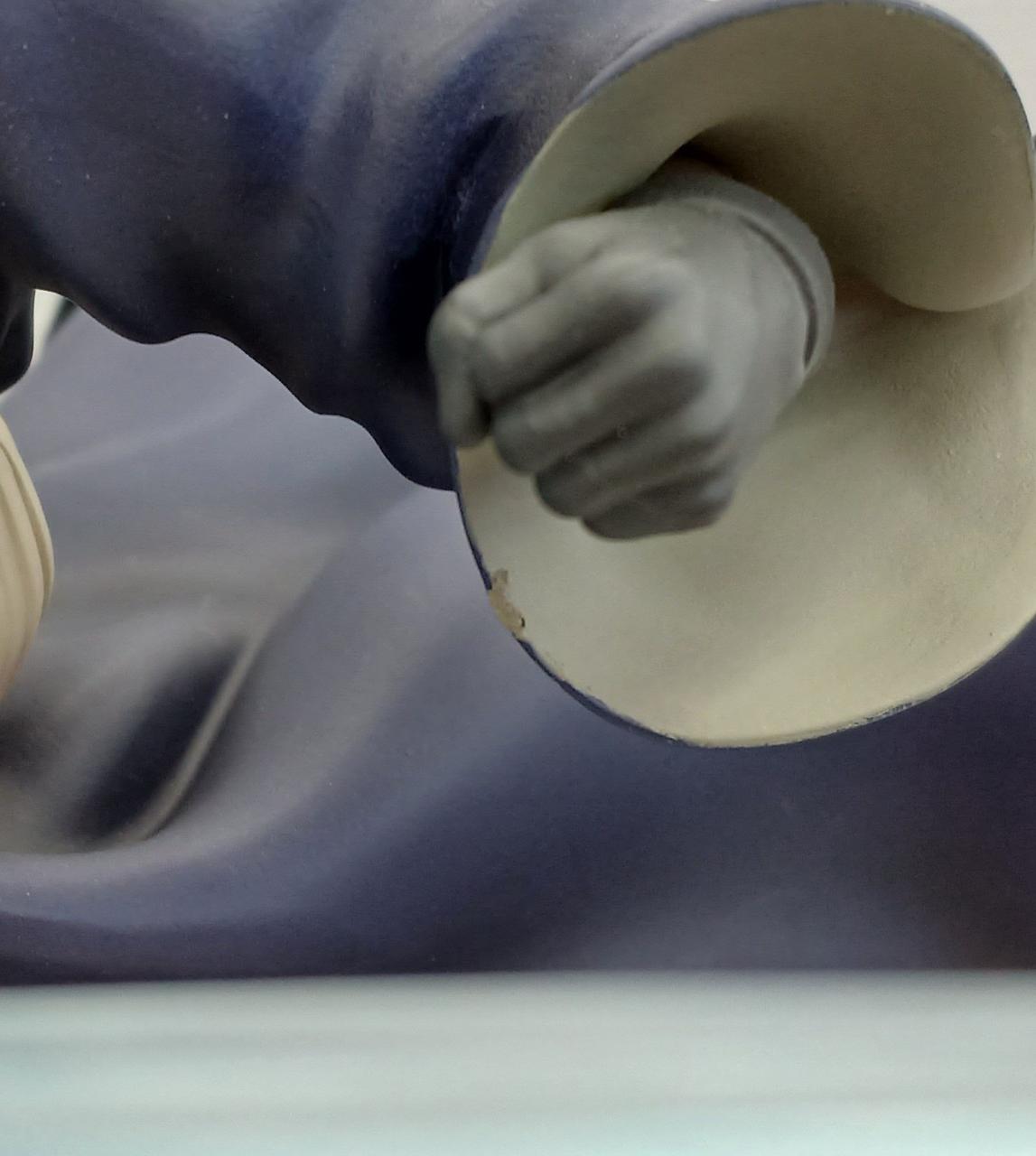 左手袖口欠けてます