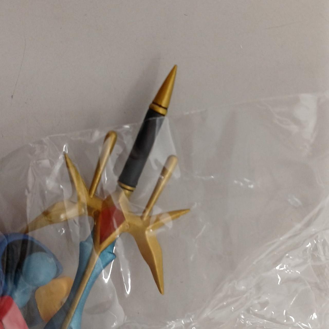 武器の一部が袋を破いてます