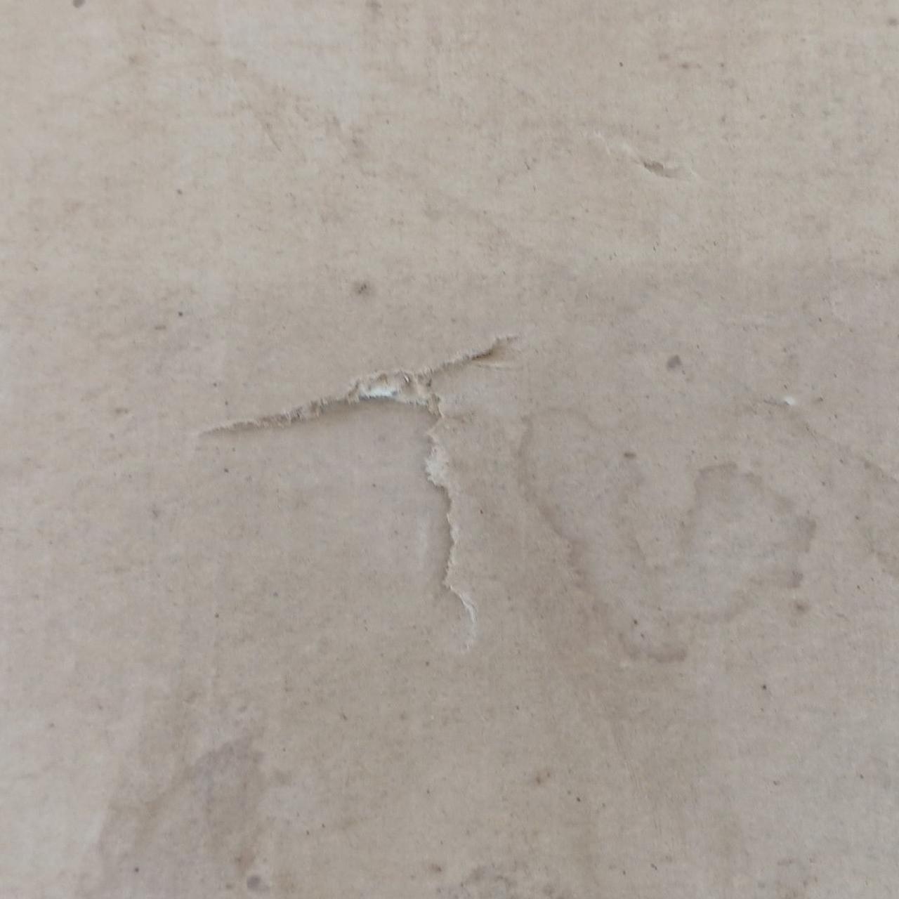 外箱の裏側凹み破れあり