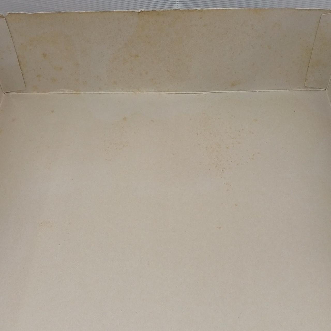 外箱の裏側に染み多数あり