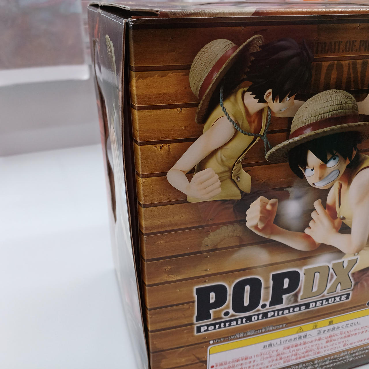 箱に糊剥がれによる浮きあり