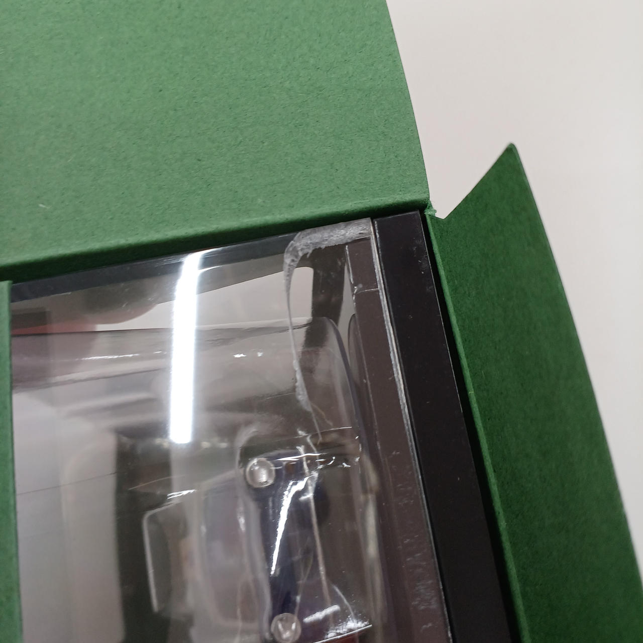 ケースに割れあります。