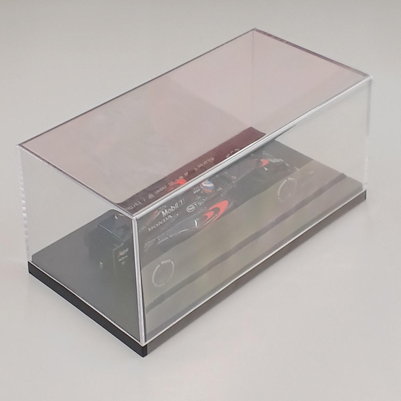 テープはなく、ビニールで固定されています