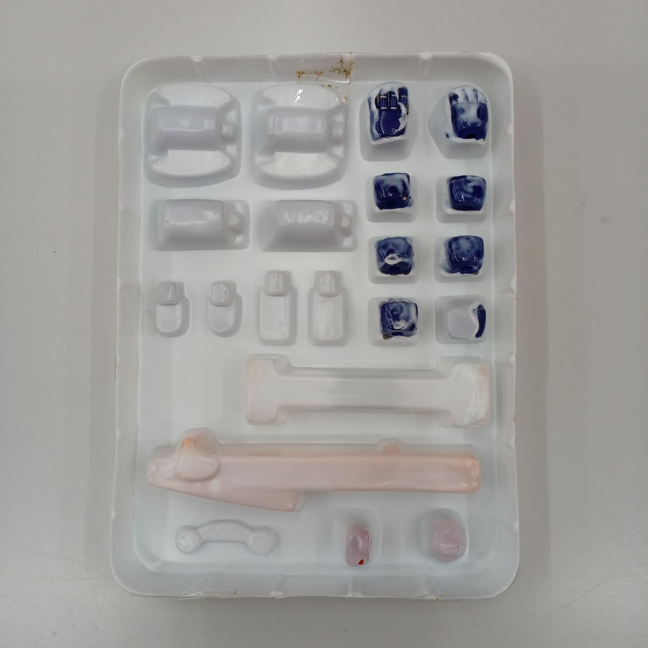 裏面が一部溶けています。剥がれはします。