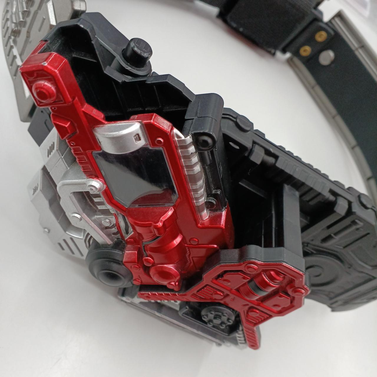 ベルトや他の部分に傷スレあります。