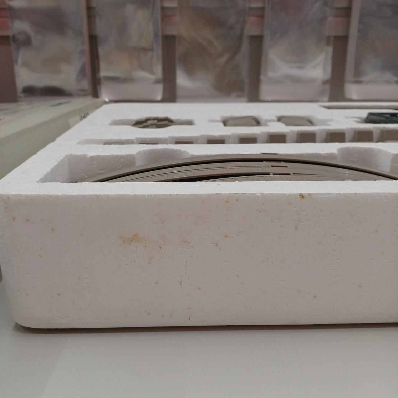 発泡スチロールにも全体的にシミ汚れあり